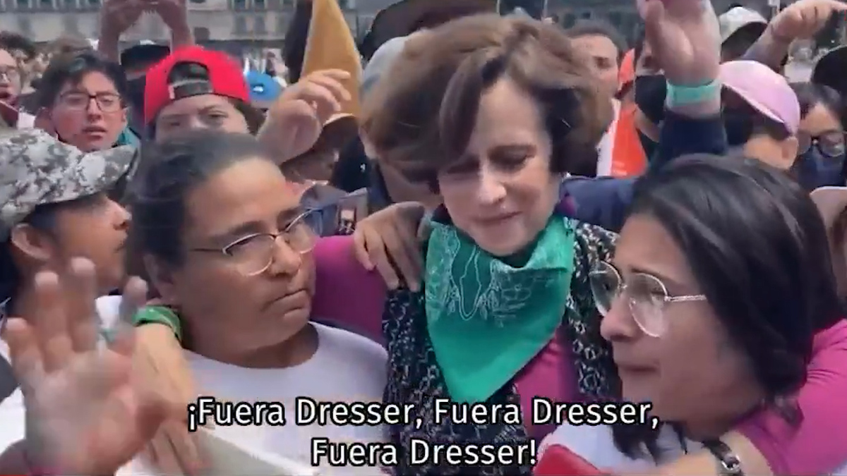 Manifestantes corren a Denisse Dresser del Zócalo en marcha por el 2 de octubre
