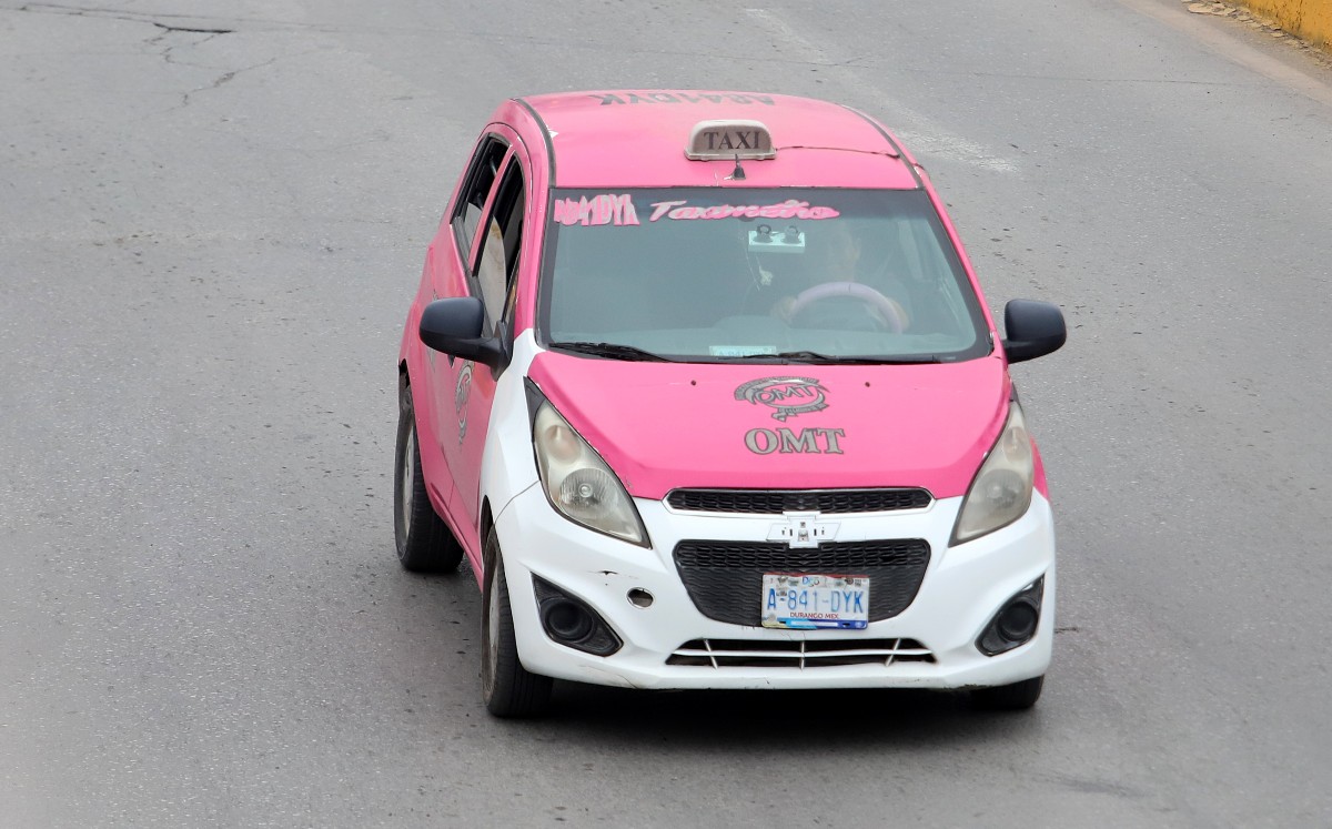 En 2012 surgieron los taxis rosas en Gómez Palacio. (Rolando Riestra)