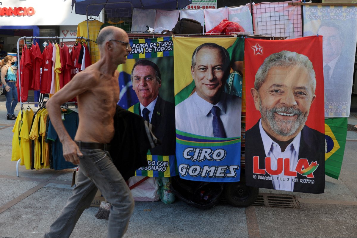 Toallas con los rostros de los candidatos a la presidencia de Brasil. (Reuters)