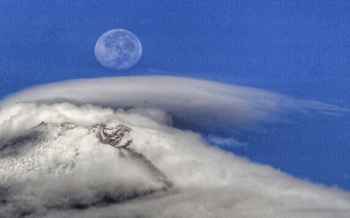 Vista de la luna llena sobre el volcán Popocatépetl | Andrés Lobato