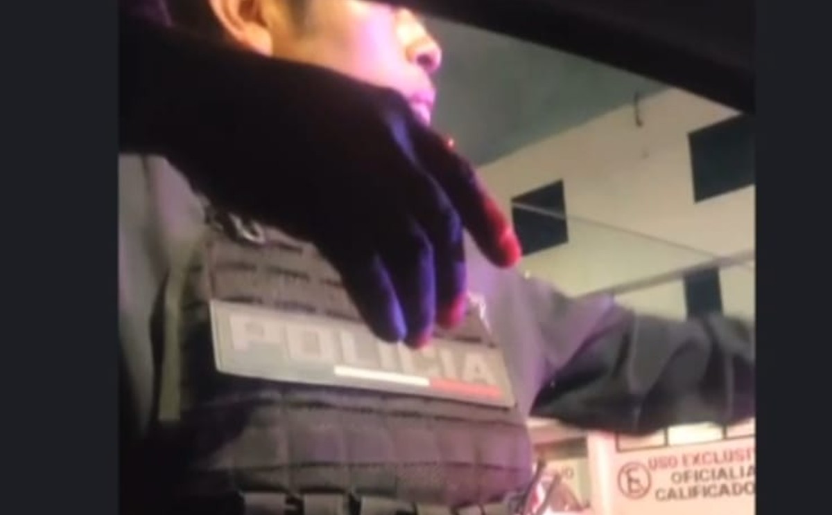 “Uno de ellos se acerca y quiere intentar abrir el carro pero solo mete su mano por el vidrio y ahí la deja”. (Especial)