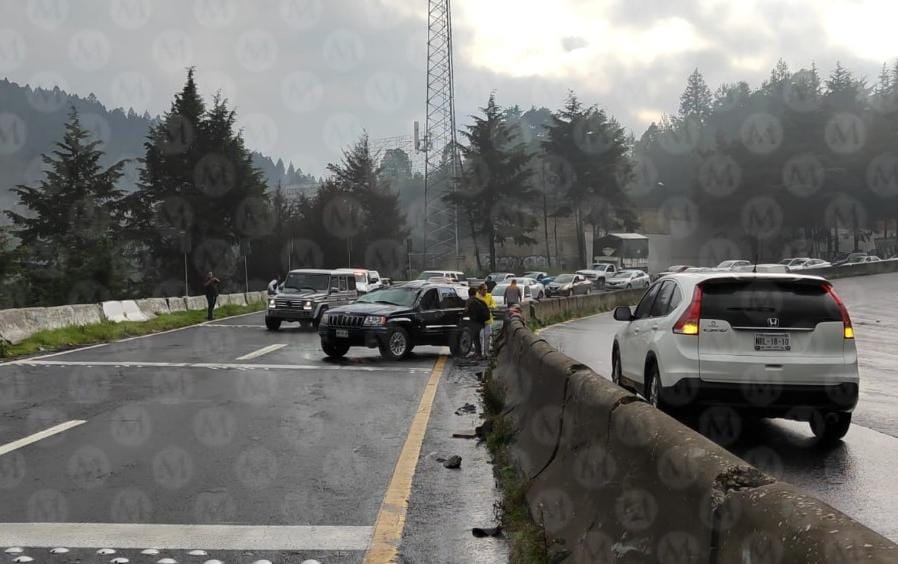Al menos dos accidentes provocó el pavimento mojado. (Especial)