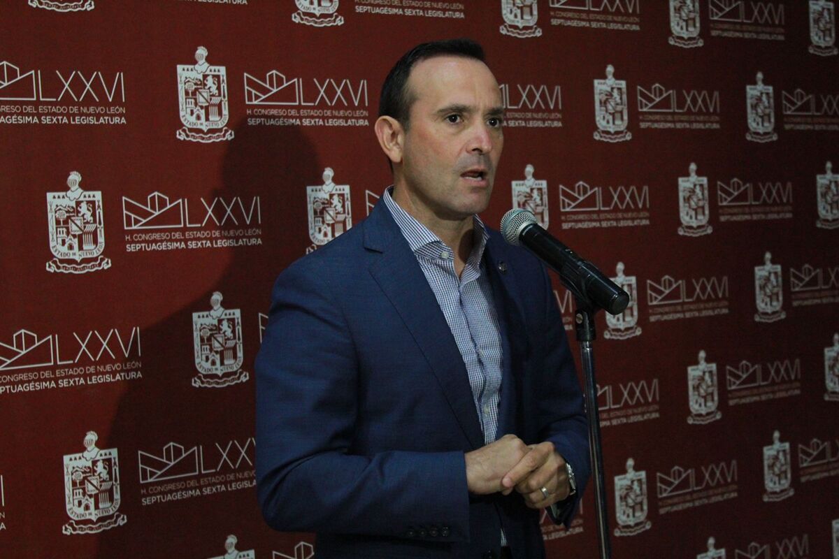 Carlos de la Fuente habla ante el Congreso de Nuevo León. Foto: Especial