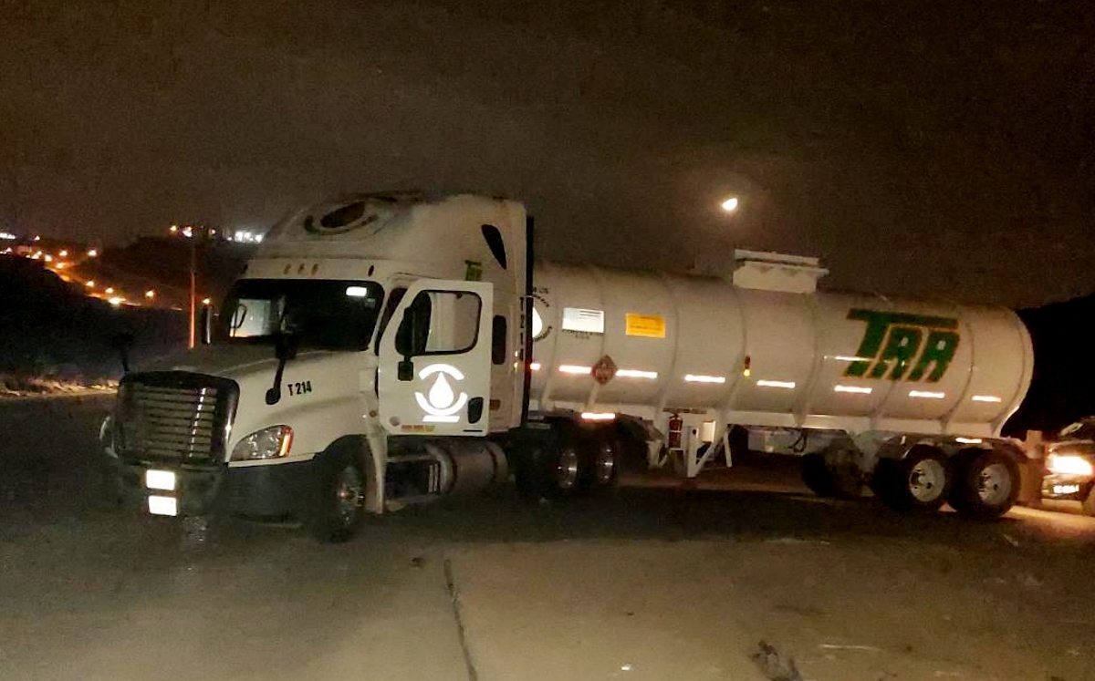 El conductor de la primera pipa fue detenido por policías de Tijuana.  Especial