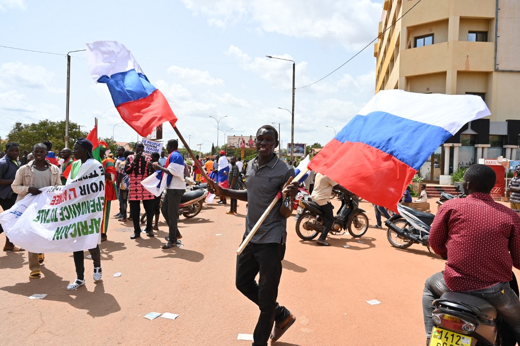 Decenas de personas se manifestaron a favor de Rusia tras el golpe de Estado en Burkina Faso. (AFP)