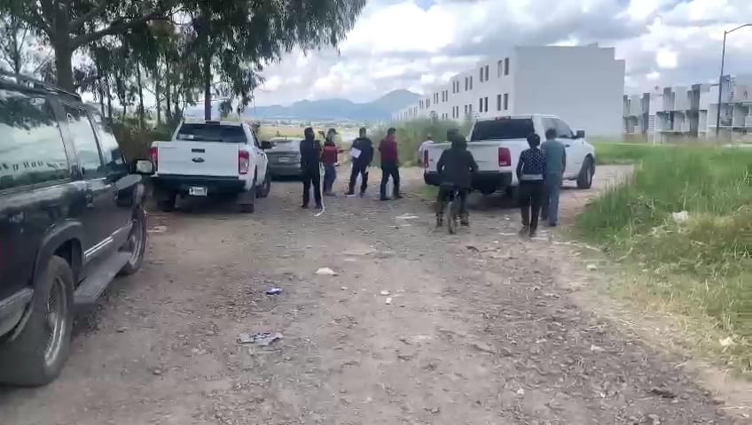 El hallazgo fue por parte de algunos transeúntes que iban caminando por calle Las Palmas. (Juan Munguía)