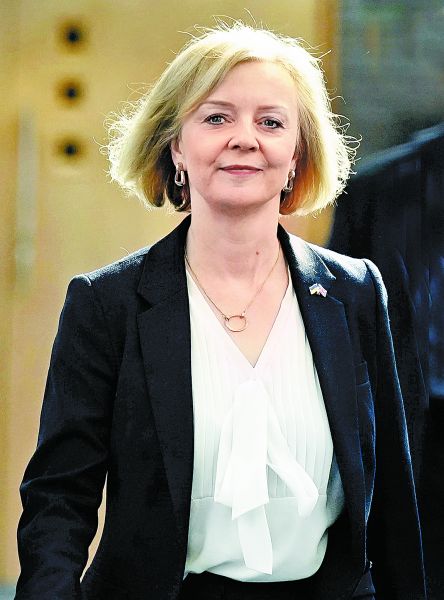 La primera ministra, bajo presión para revertir otras propuestas fiscales. AP