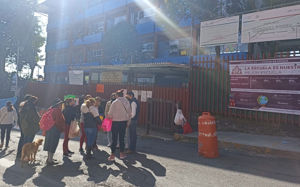 Los papás impedirán el acceso a la escuela hasta que se garantice la seguridad de los estudiantes. | Enrique Luna