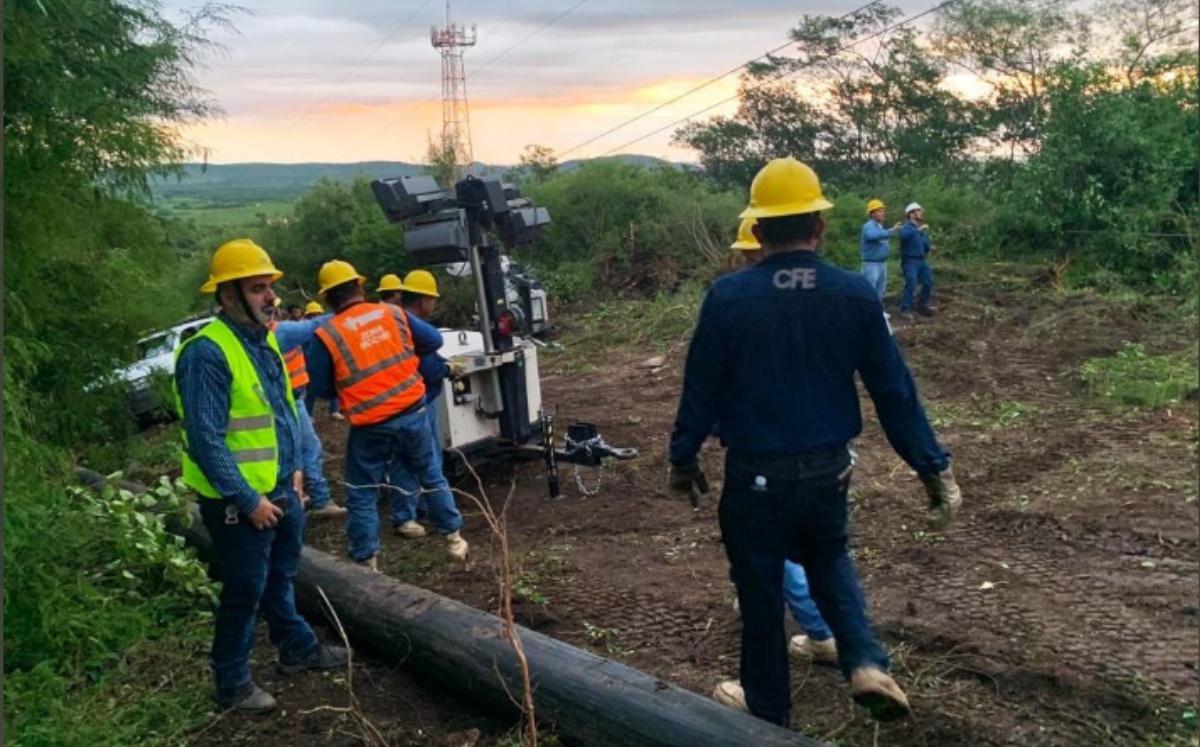 El personal de la CFE continúa con las actividades de restablecimiento, hasta restaurar el servicio a la normalidad. Foto: ESPECIAL