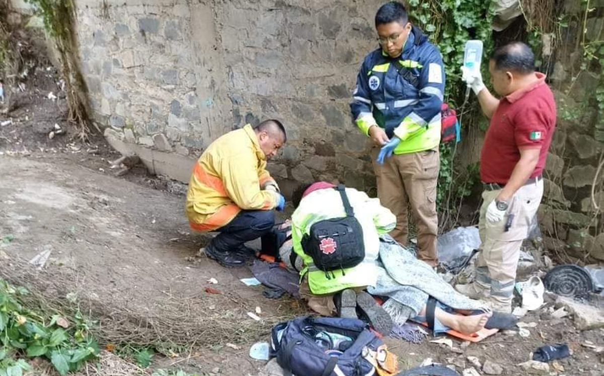 Rescatan a un hombre que cayó en una barranca | Especial