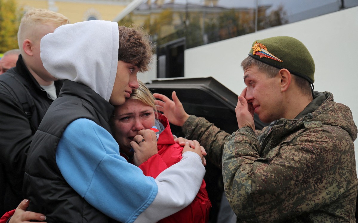 Un reservista ruso se despide de sus familiares antes de su partida una base en el curso de la movilización parcial de tropas. | Reuters