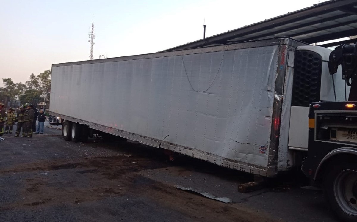 El tráiler chocó contra tres postes en Eje 3 Oriente. | César Velázquez