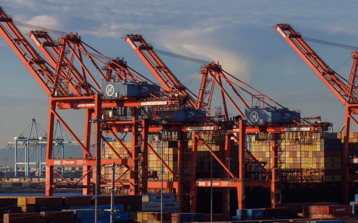 Contenedores apilados en el Puerto de Long Beach ante problemas en cadena de suministro desde California, EU. Noviembre de 2021. Foto: (Reuters)
