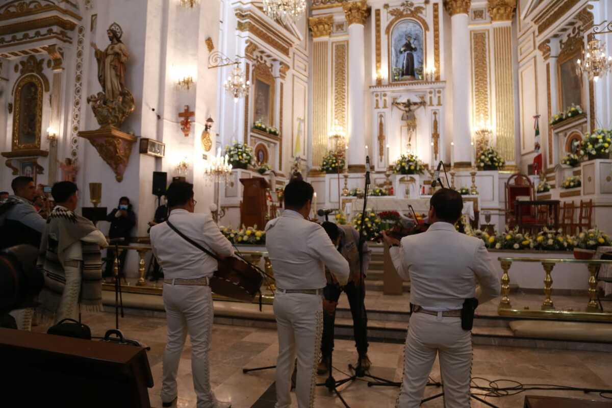 Para deleite de los fieles se entonaron algunas melodías religiosas con mariachi. (Jorge Sánchez)