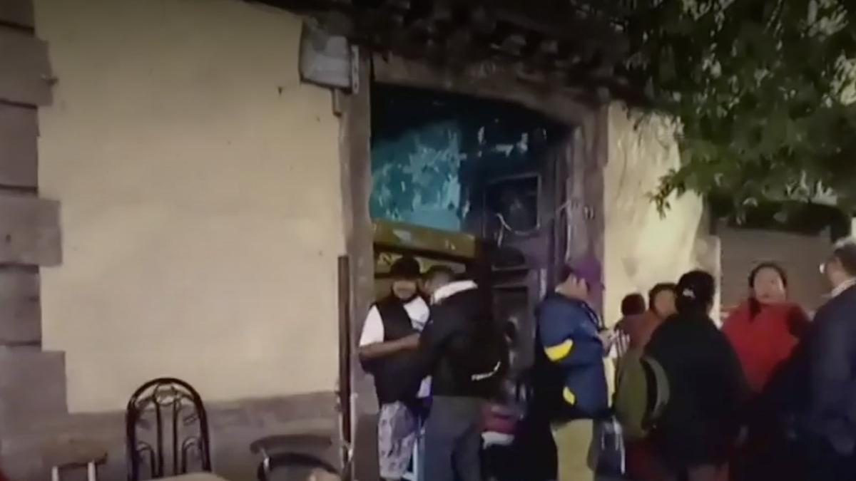 Evacúan a habitantes de un departamento tras desplome de techo en CdMx