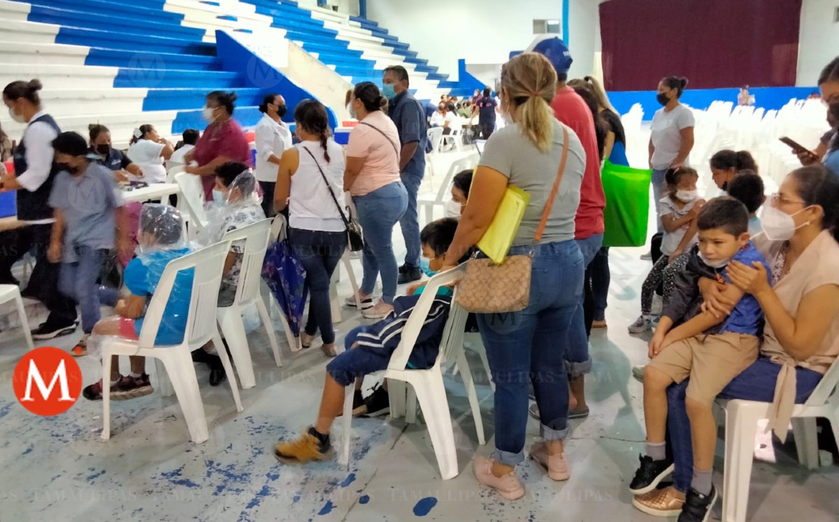 La lluvia ha marcado una baja afluencia. (Jesús Alberto García)