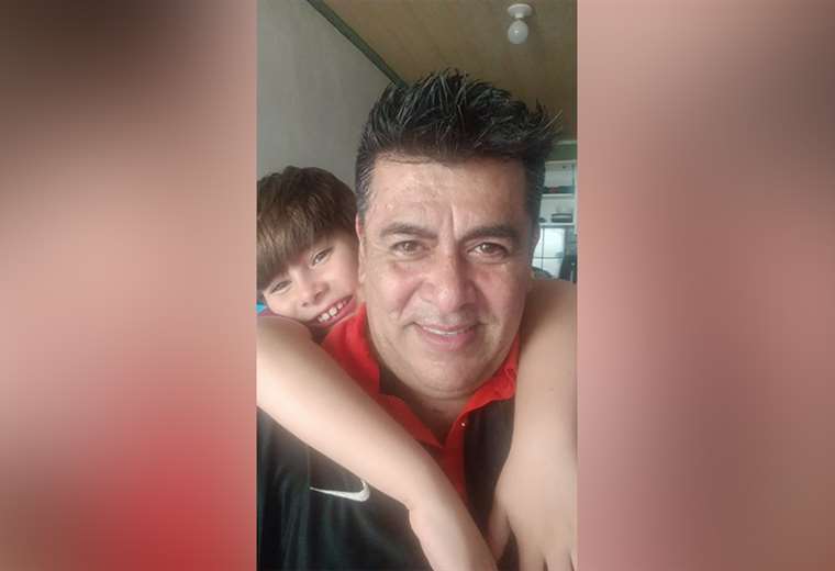 El padre, Erik Arroyo, junto con el pequeño Christopher. | Foto de Erik Arroyo publicada en Teletica