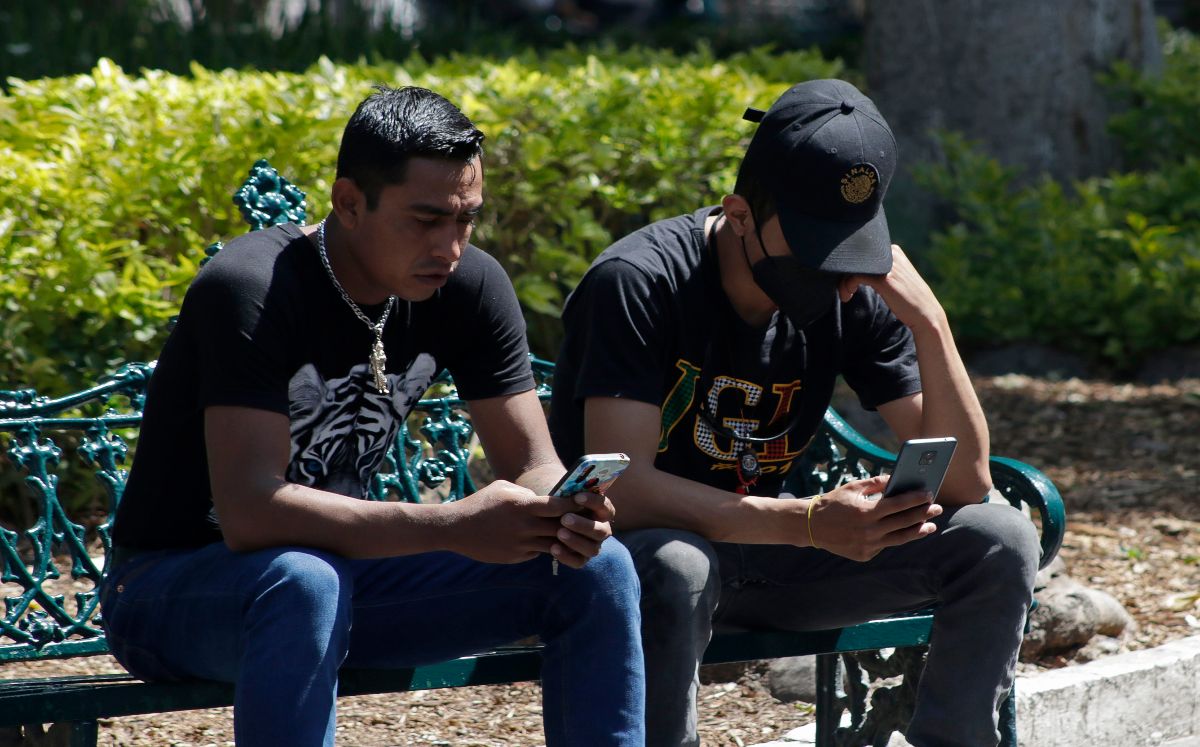 Poblanos haciendo uso del celular | Agencia Enfoque
