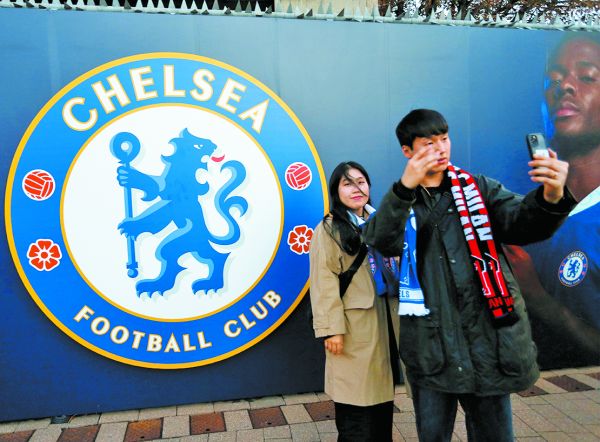 Aficionados del Chelsea, equipo que se vendió en 4,250 millones de libras. Isabel Infantes/EFE