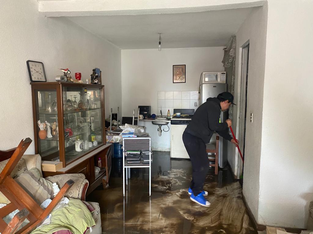 Las aguas negras invadieron sus viviendas en la noche del martes.
