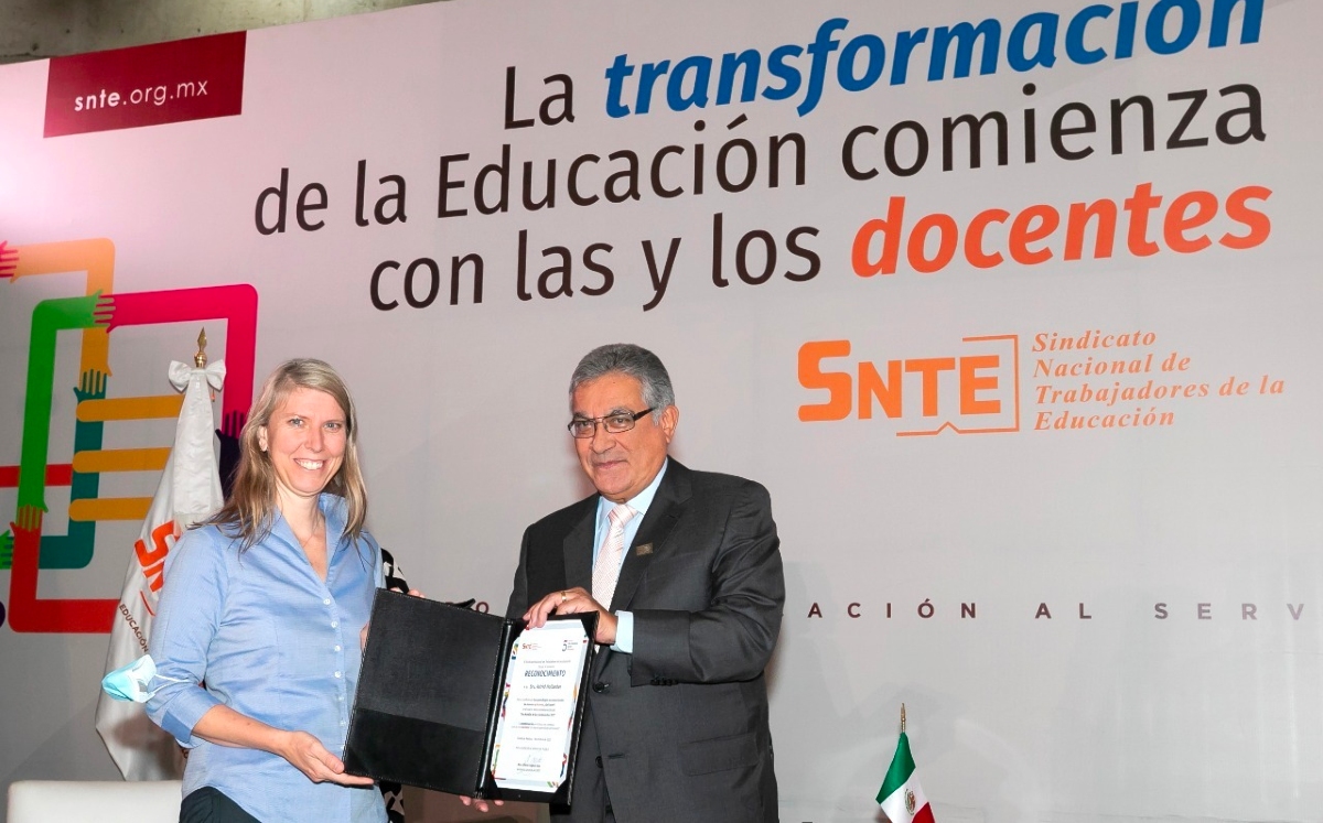 Alfonso Cepeda Salas junto a Astrid Hollander, jefa de Educación en Unicef México. | Especial