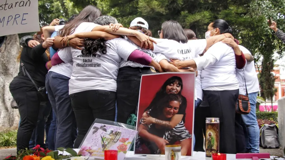 Nos cimbró la tierra con el asesinato de Esmeralda: Colectivo realiza homenaje en el Zócalo