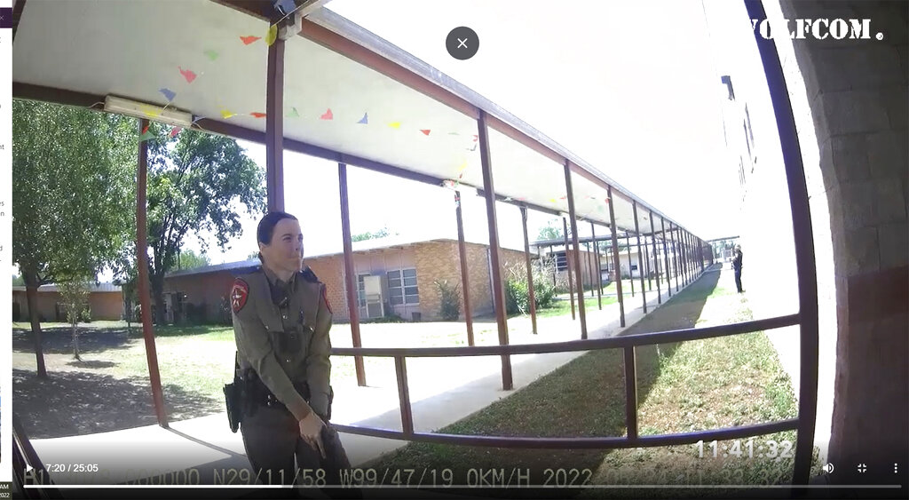 Crimson Elizondo fue despedida por su actuar durante el día de la masacre en Uvalde, Texas. (AP)
