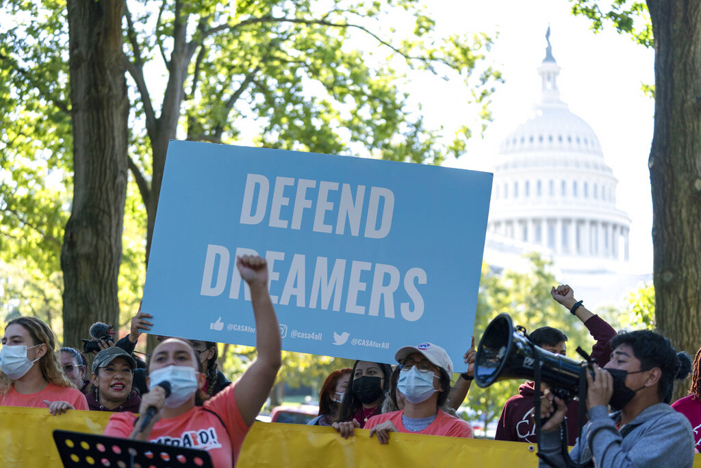 Decenas de personas protestaron por el nuevo limbo en que se encuentra el programa DACA. (AP)