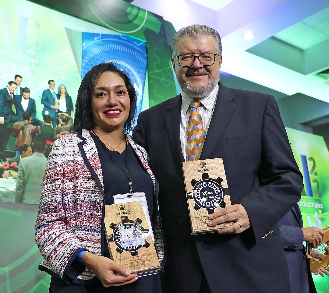 Erika Cabriada, subdirectora de Cumplimiento de Fresnillo plc, y Fernando Alanis Ortega, director general de Baluarte Minero. (Daniela Béjar)
