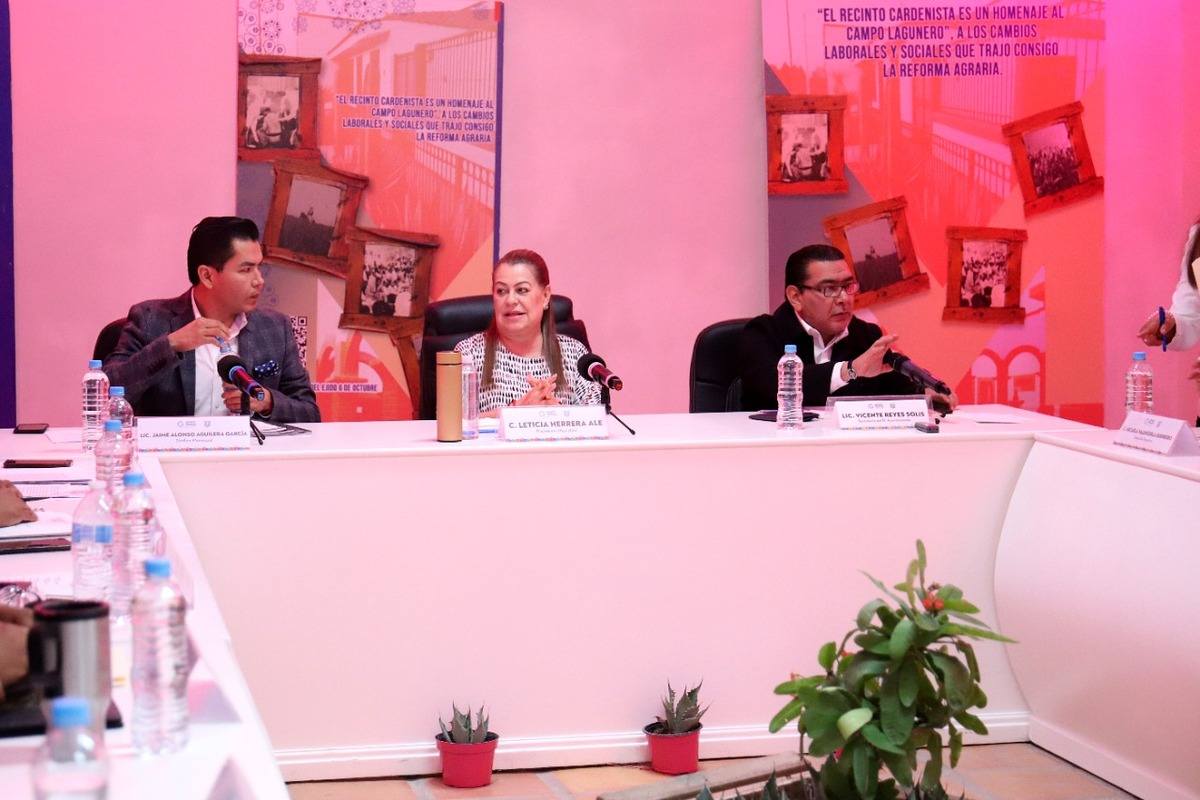 Leticia Herrera, alcaldesa, y Vicente Reyes, secretario del Ayuntamiento. (Rolando Riestra)