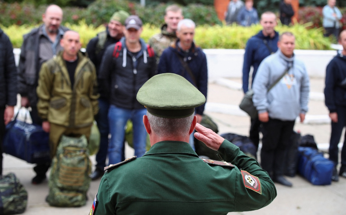 Un militar ruso se dirige a los reservistas en un punto de reunión en el curso de una movilización parcial de tropas en Ucrania. (Reuters)