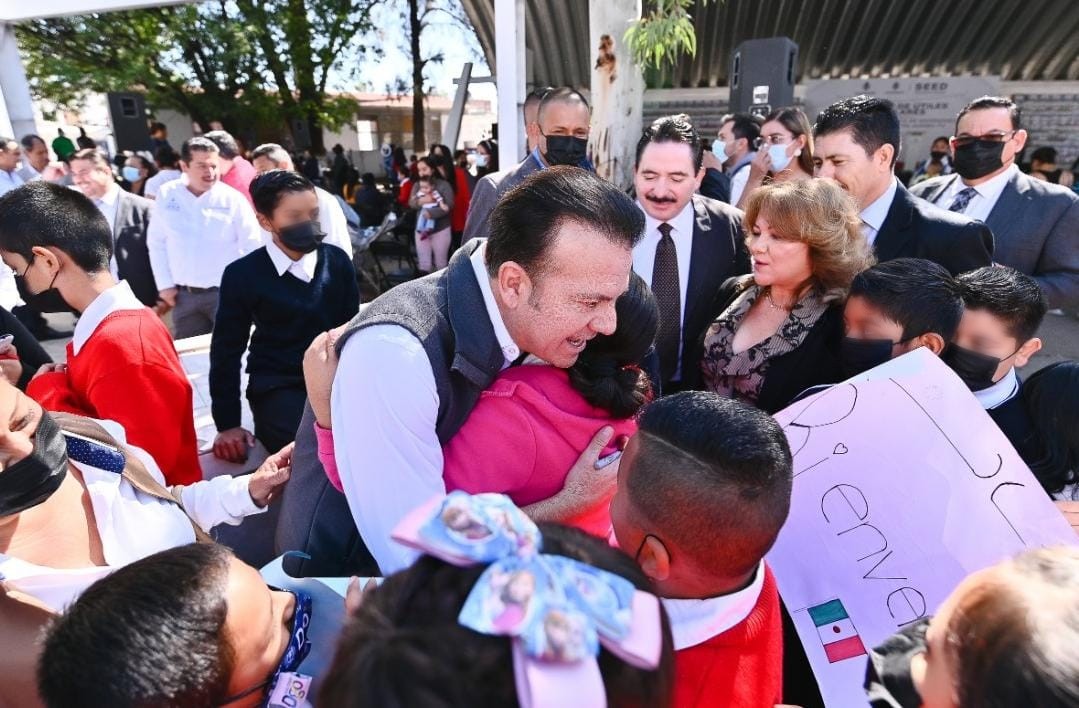 Padres de familia externaron que desde hace muchos años no los visitaba un mandatario estatal. (Especial)