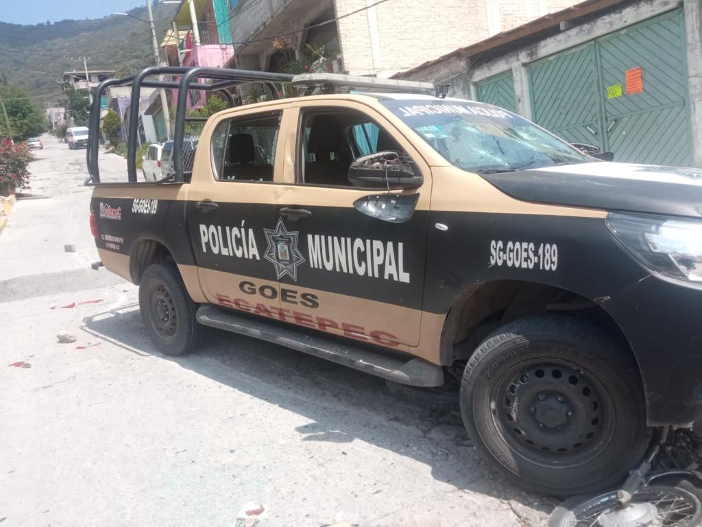 La patrulla de la Policía municipal fue frenada con una motocicleta. (Especial)