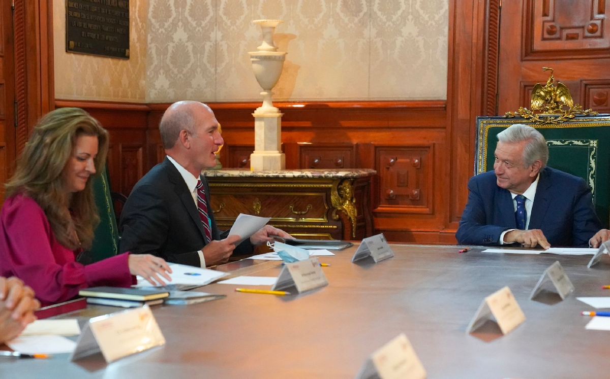 El Presidente recibió a los directores de la empresa de telecomunicaciones en Palacio Nacional. | @lopezobrador_