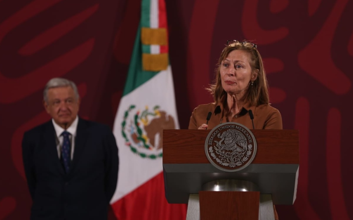 Tatiana Clouthier, titular de Economía, se despide en la conferencia matutina del presidente Andrés Manuel López Obrador. Foto: (Javier Ríos)