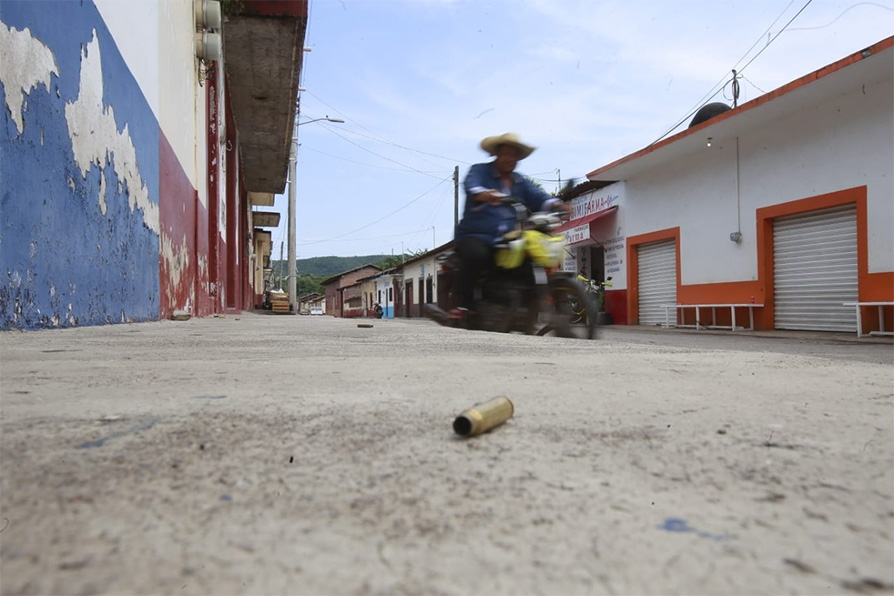 Casquillos se observan en las inmediaciones del Palacio Municipal de San Miguel Totolopan. |Juan Carlos Bautista