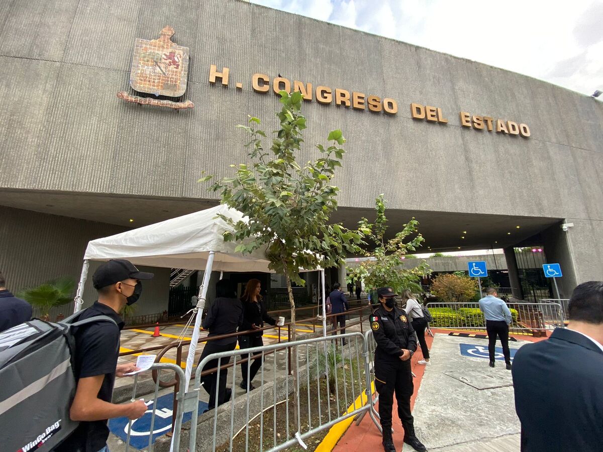 El cerco metálico abarca el acceso de la calle Matamoros y el de la calle Zaragoza / Jorge López