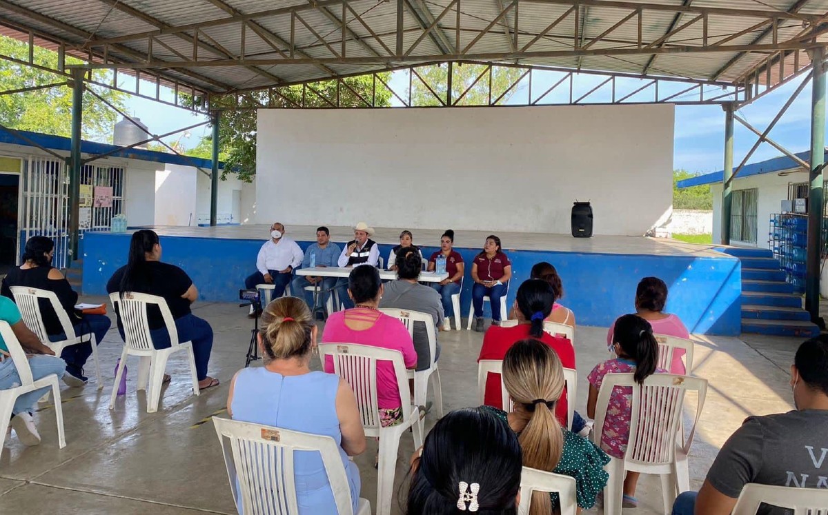 Entregan dinero a planteles en Tamaulipas de La escuela es nuestra. (Cortesía)