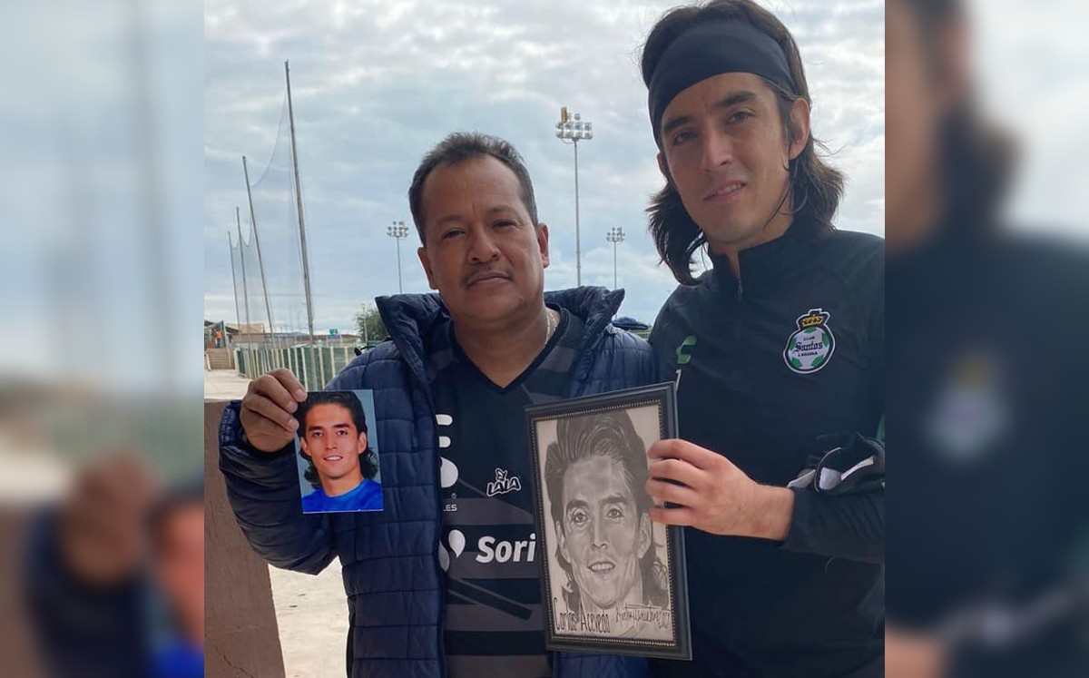 Fan regala dibujo que él mismo hizo a Carlos Acevedo. (Especial)