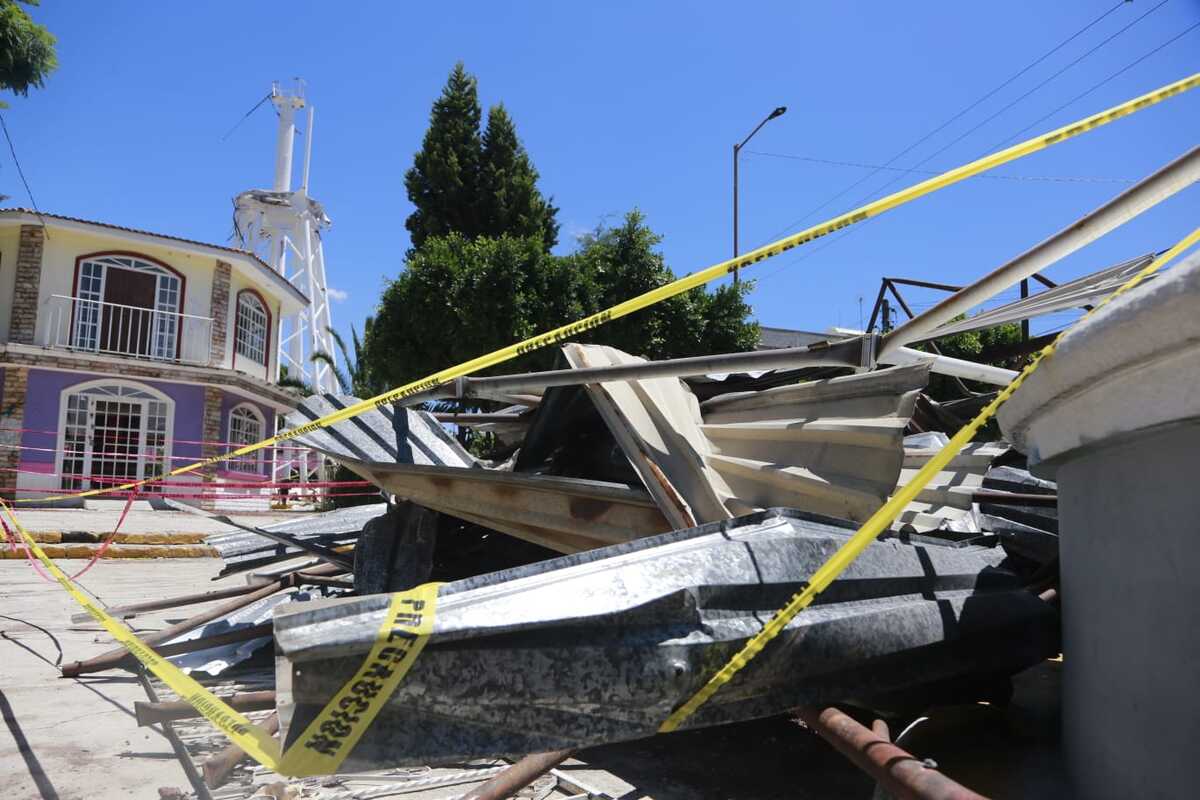 Restos de tanque elevado que cayó en Temaxcalac, Puebla | Andrés Lobato