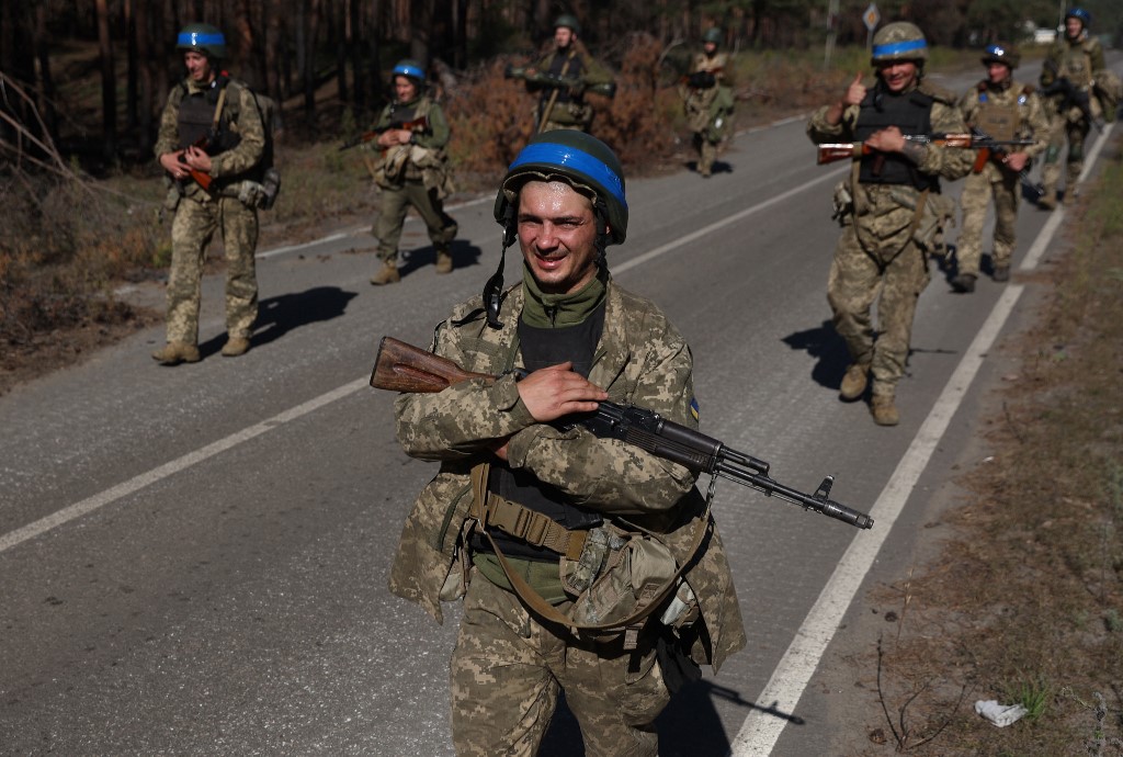 Soldados ucranianos patrullan las afueras de Svyatogirsk, al este de Ucrania. (Foto: Anatolii Stepanov / AFP)