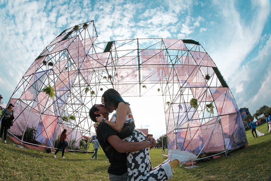 Parejas se comprometen durante actuación de Carla Morrison en el Tecate Coordenada (Cortesía)