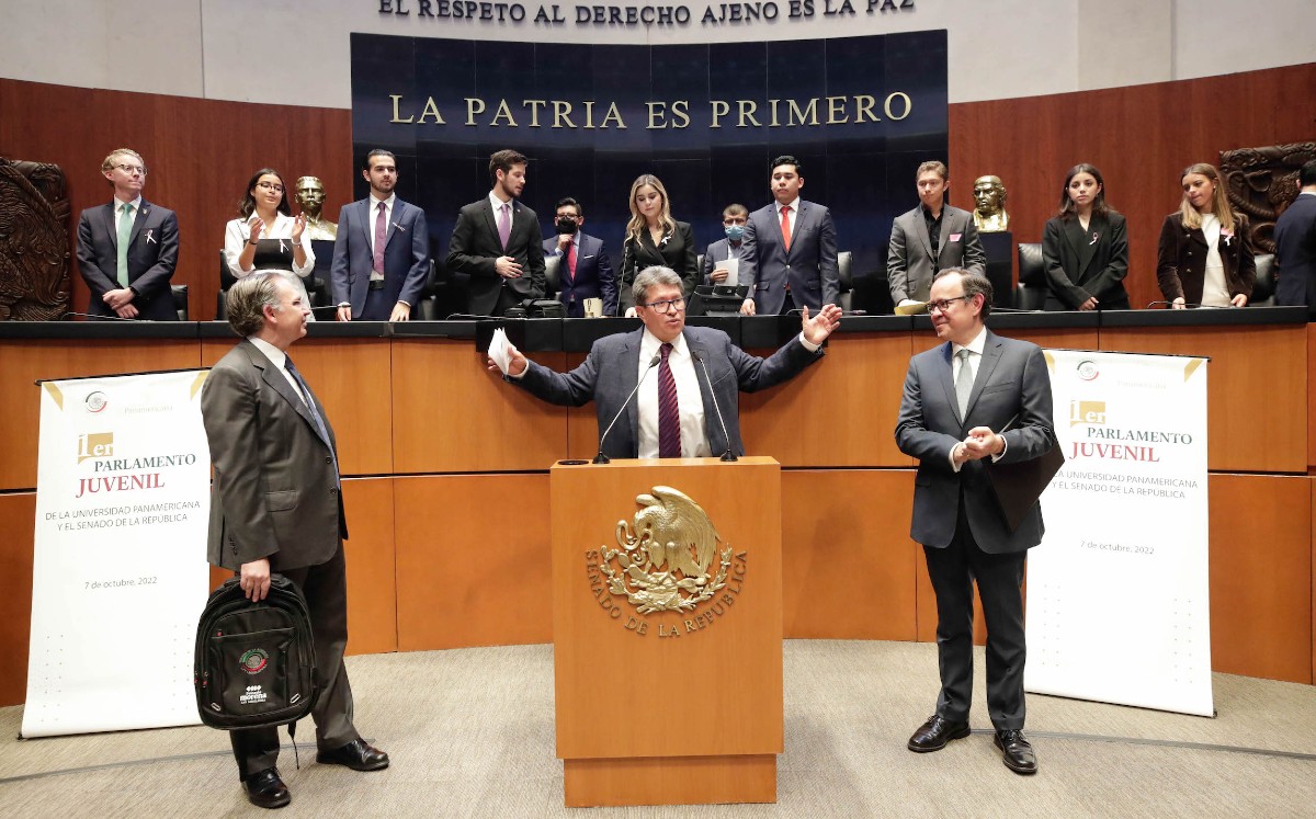 Monreal pidió a los futuros servidores públicos entregarse totalmente a ello. | Especial