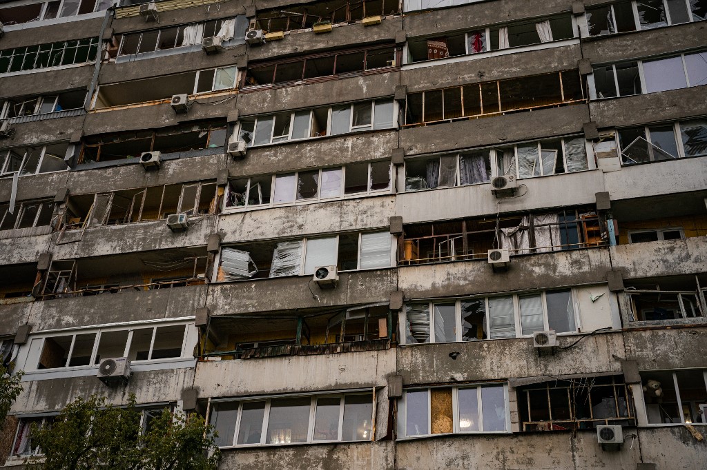 Edificio de apartamentos dañado luego de un ataque con misiles en Dnipro, Ucrania. (Foto: AFP)