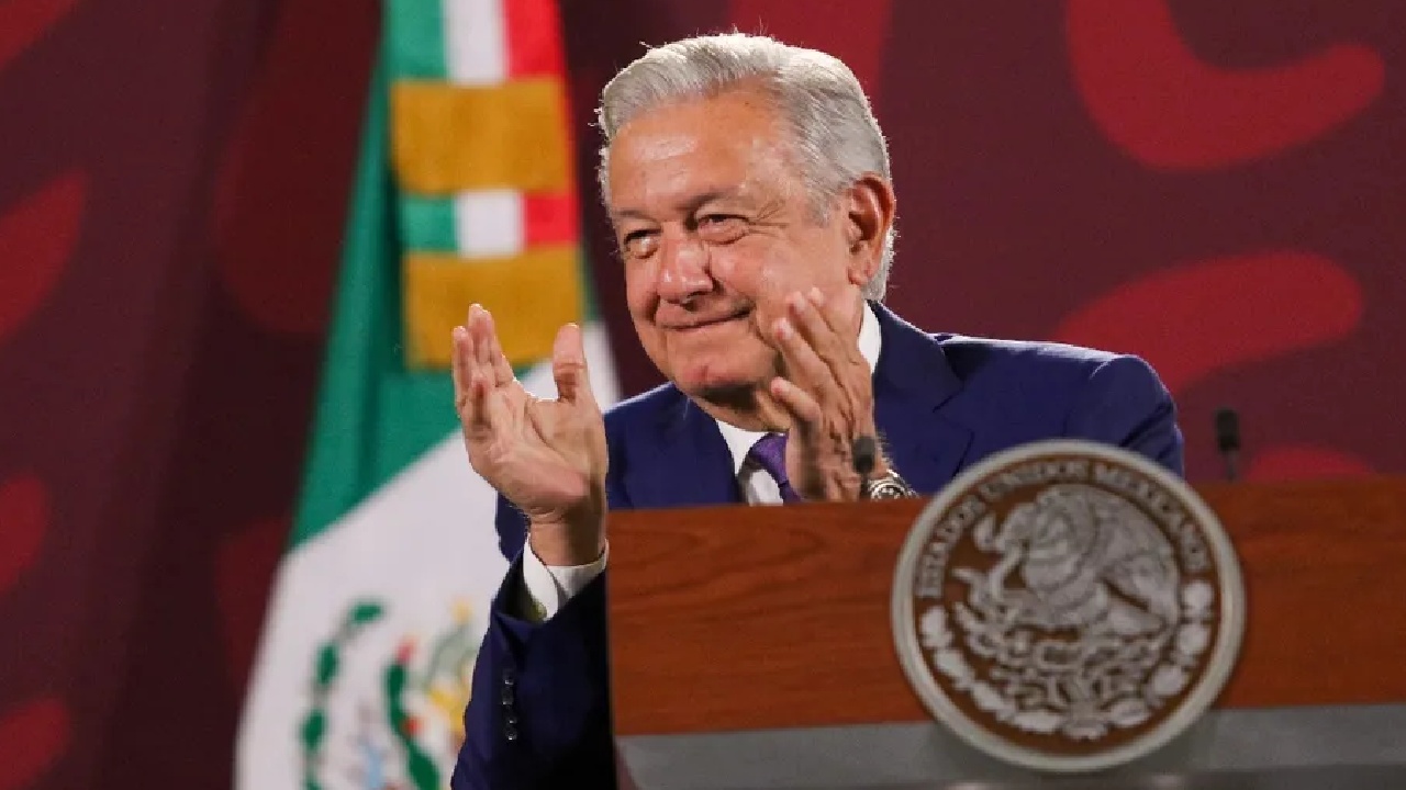 ¡Felicidades porque cumple años mi hermano! dice AMLO a Marcelo Ebrad