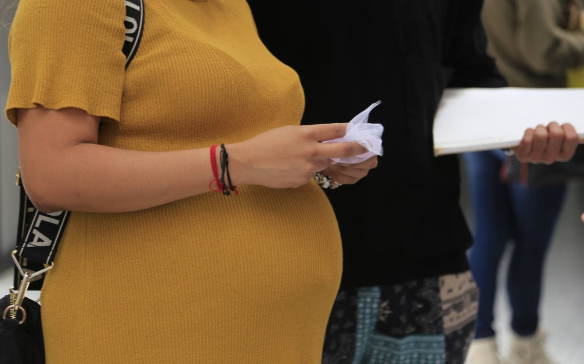 Una madre adolescente espera por ser atendida. La entidad es se encuentra en el quinto puesto de fecundidad de mujeres menores a 19 años | Andrés Loba