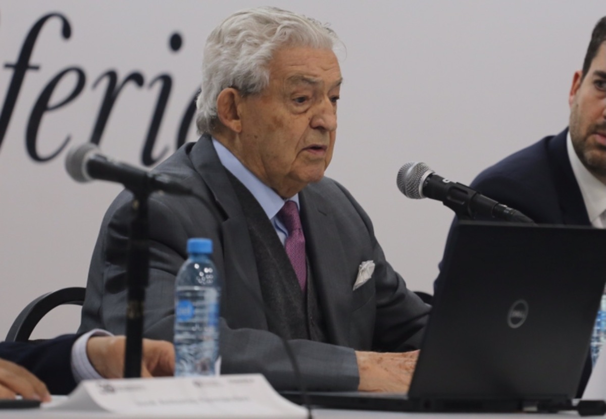 El objetivo de este libro, dijo, es que pueda servirles a los empresarios y los jóvenes. Foto: Roberto Alanís