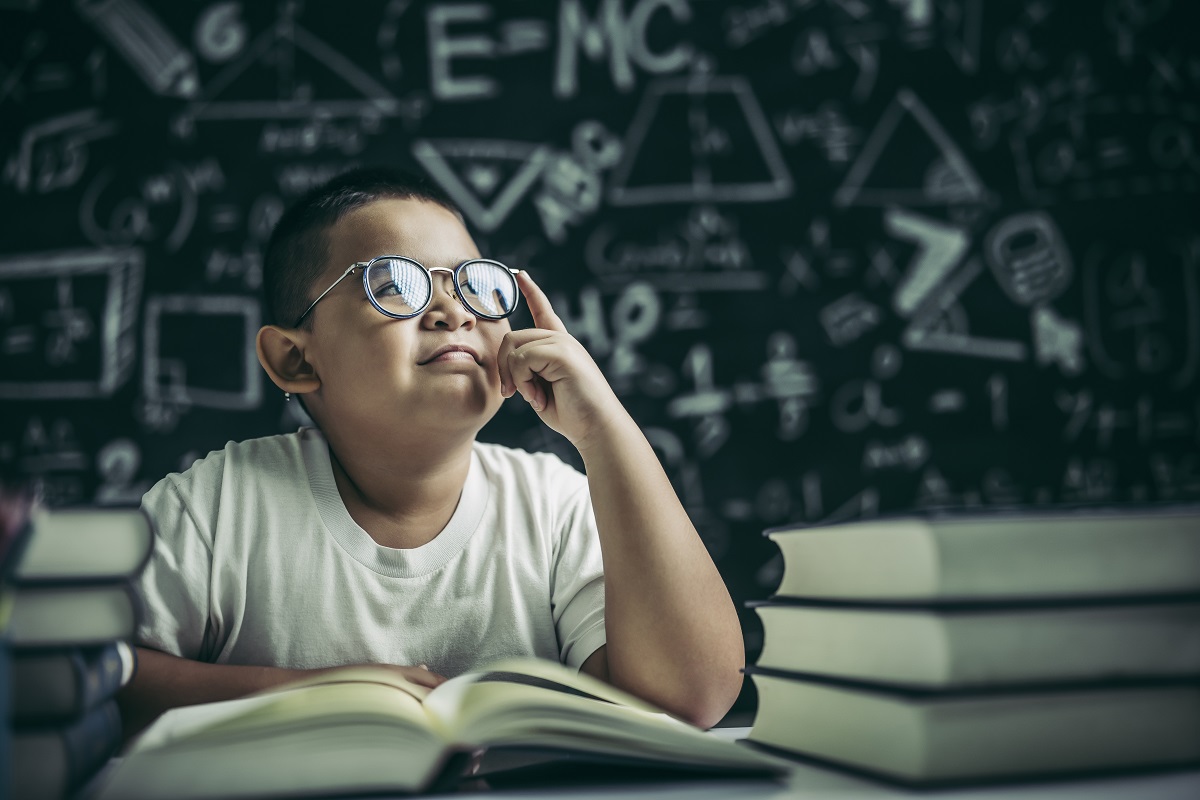 Los padres deben cuidar que el menor pueda tener un apoyo y se trabaje el área emocional o social. (freepik.es)