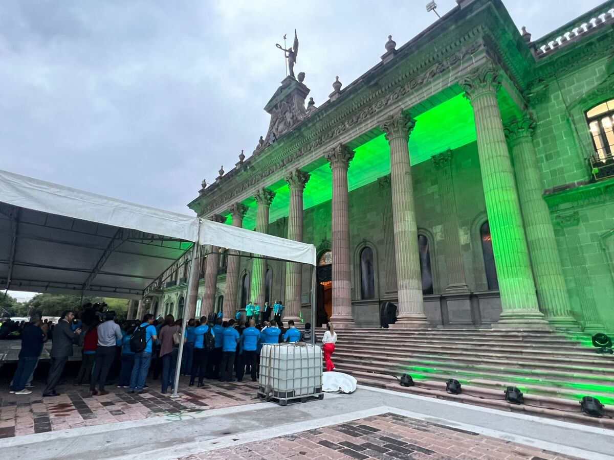 Palacio de gobierno en Nuevo León se ilumina por Día de Salud Mental. Foto: Mirana