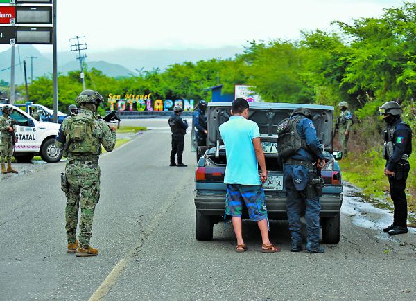 Seguridad a las afueras del municipio donde ocurrió la masacre. Juan Carlos Bautista